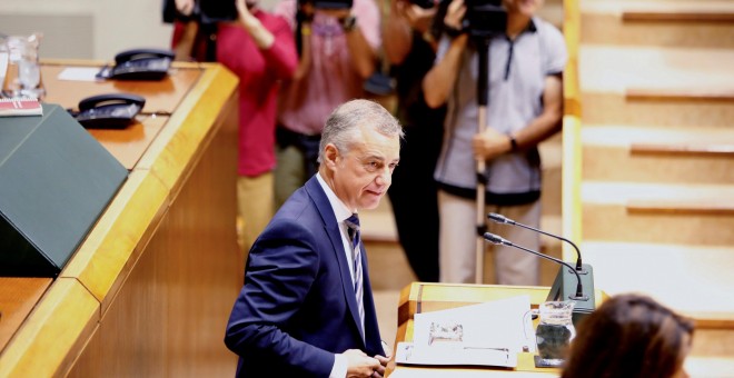 El lehendakari, Iñigo Urkullu, interviene en el pleno de Política General que celebra el Parlamento Vasco, en Vitoria. EFE/David Aguilar