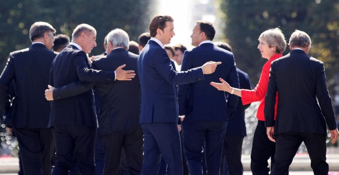 La primera minsitra birtánica, Theresa May, conversa con el canciller austriaco, Sebastian Kurz, camino de la foto de familia de la cumbre de la UE en Salzburgo. REUTERS/Lisi Niesner
