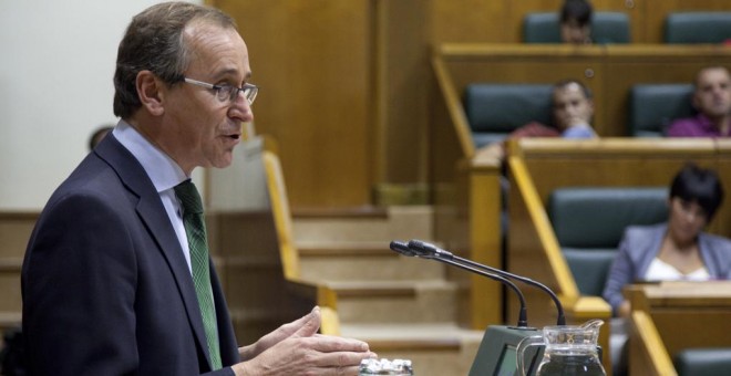 El portavoz del PP vasco, Alfonso Alonso interviene en el  Parlamento Vasco en Vitoria donde se celebra el Pleno de Política General.