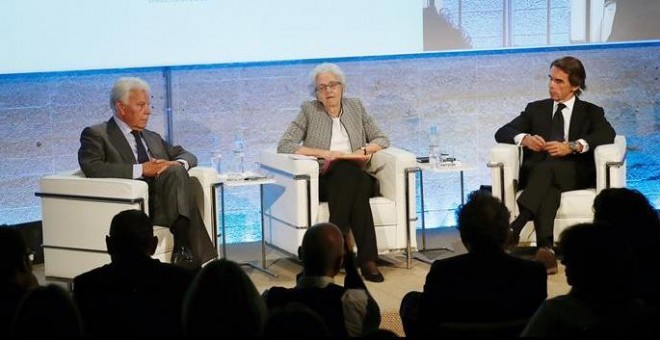 Los expresidentes del Gobierno Felipe González (i) y José María Aznar, junto a la presidenta de El País, Soledad Gallego-Díaz, durante un acto sobre el 40 aniversario de la Constitución organizado por El País y la Cadena SER. EFE/ J.P.Gandul