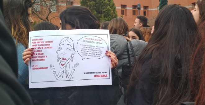 Una alumna de la URJC sostiene una pequeña pancarta donde denuncia que no es solo de Cifuentes la responsabilidad del fraude de su máster, en la concentración de abril en el campus de Vicálvaro. | Teresa Corral