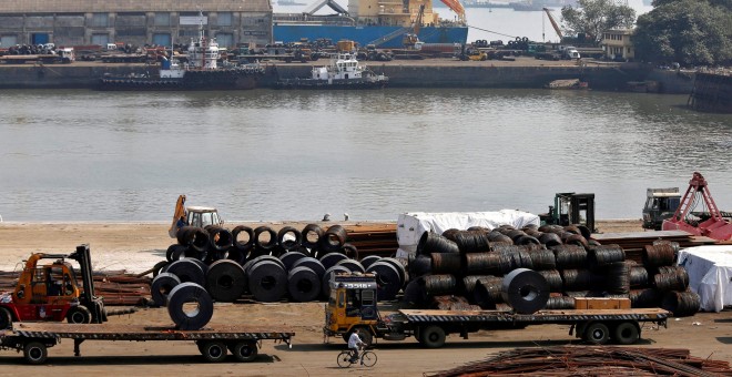 Bobinas de acerp em el astillero del puerto de Bombay. REUTERS/Shailesh Andrade