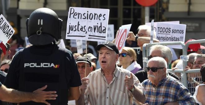 Pensionistas protestan frente al Congreso. EFE