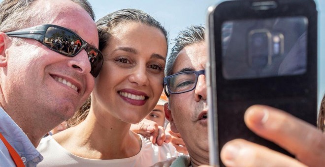 La portavoz de la Ejecutiva nacional de Ciudadanos, Inés Arrimadas, se fotografía con varios simpatizantes tras un acto en Palma de Mallorca. EFE