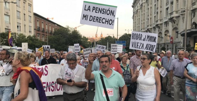 Algunos de los manifestantes que se han protestado esta tarde en Madrid por un sistema de pensiones digno - Arancha Ríos