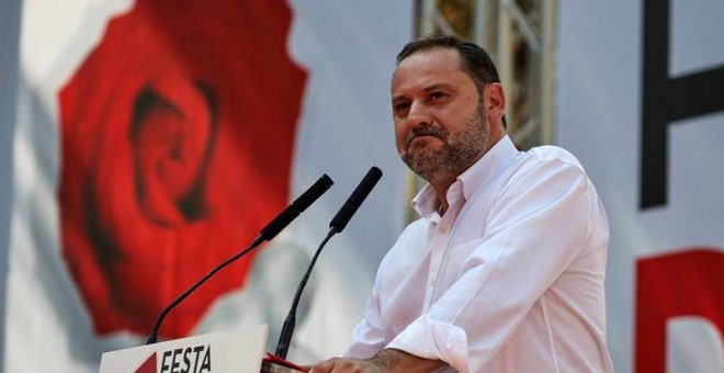 José Luis Ábalos durante su discurso en la tradicional Fiesta de la Rosa de los socialistas catalanes en Gavà. | Alejandro García - EFE