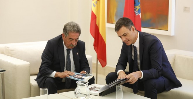 Miguel Ángel Revilla despachando justo a Pedro Sánchez en La Moncloa, en una foto de archivo. | Marta Fernández - Europa Press