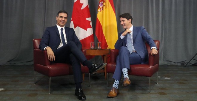 El presidente del Gobierno español, Pedro Sánchez, conversa con el primer ministro canadiense, Justin Trudeau, durante el encuentro privado que han mantenido en un hotel de Montreal. EFE