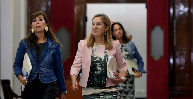 La presidenta del Congreso Ana Pastor, acompañada de la secretaria primera de la Mesa del Congreso, Alicia Sánchez Camacho, a su llegada a la reunión de la Mesa del Congreso de los Diputados.EFE/Fernando Villar