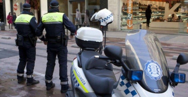 Dos agentes de la Policía Local en Vitoria (EFE)