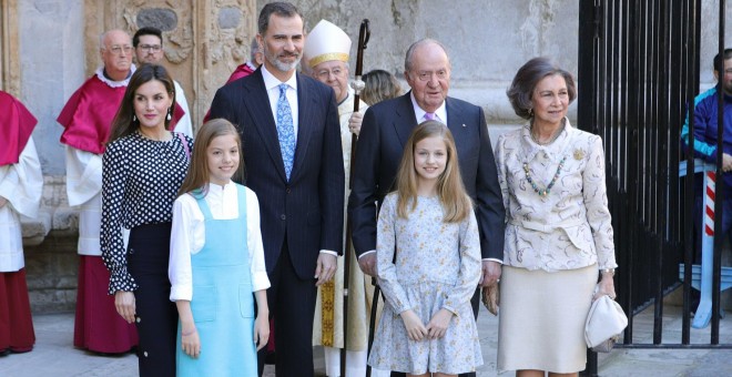El rey Felipe VI, la reina Letizia, la princesa Leonor y la infanta Sofía con los reyes eméritos Juan Carlos y Sofía, tras la misa de Resurrección en Palma. EFE