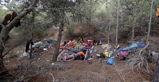 Un grupo de migrantes en un campamento improvisado junto a la ciudad de Tánger. - REUTERS