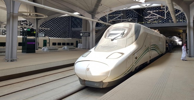 El tren se detiene en la nueva estación para el tren de alta velocidad a la Meca, en la Ciudad Financiera Rey Abdullah, cerca de Jeddah (Arabia Saudí). REUTERS / Stephen Kalin