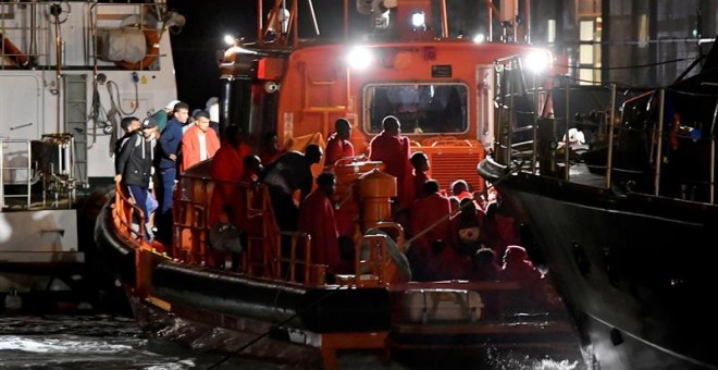 22/09/2018.- LLegan al puerto de Almería los 77 inmigrantes que Salvamento Marítimo rescató hoy en el Mar de Alborán cuando navegaban en dos pateras. EFE/Carlos Barba.