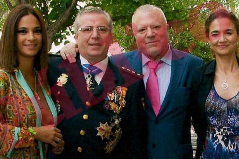 Los comisarios Salamanca y Villarejo, con sus respectivas esposas, cuando el ministro Fernández Díaz les impuso la medalla roja, en 2012.