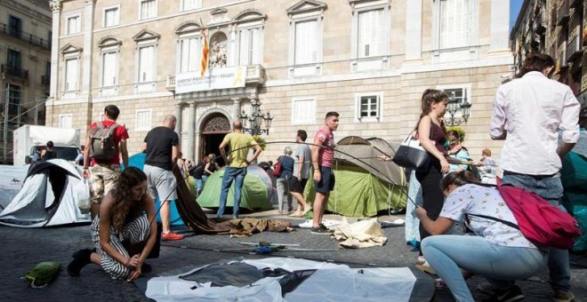 Acampada en apoyo a los presos políticos y al proceso independentista en la plaça de Sant Jaume. EFE