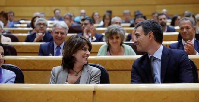 La ministra de Justicia, Dolores Delgado, y el presidente del Gobierno, Pedro Sánchez / EFE
