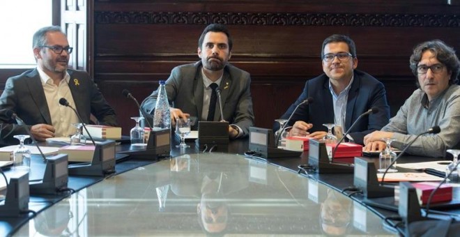 26/09/2018.- El presidente de la cámara catalana, Roger Torrent (2i) junto al vicepresidente primero, Josep Costa (i), el vicepresidente segundo, José María Espejo-Saavedra (2d) y el secretario segundo, David Pérez (2d), durante la reunión de la Mesa del