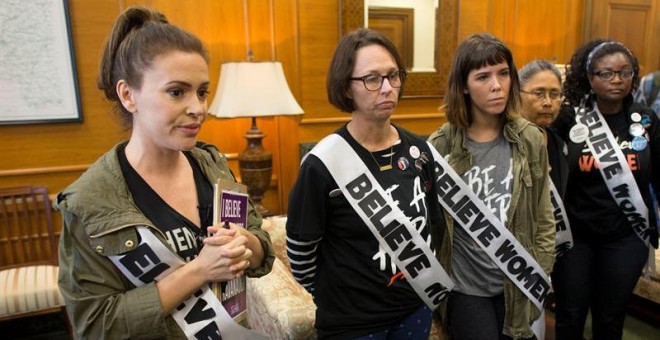 La actriz estadounidense Alyssa Milano protesta junto a otras manifestantes contra el candidato al tribunal Supremo, Brett Kavanaugh. - EFE