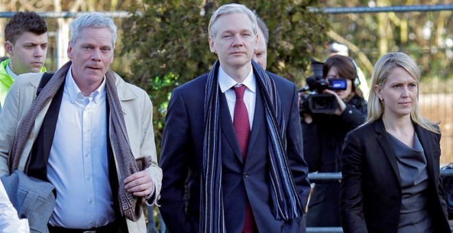 27/09/2018.- Imagen de archivo muestra al periodista del portal WikiLeaks Kristinn Hrafnsson (i) junto al fundador de Wikileaks, Julian Assange (C), a su llegada a unos juzgados en Londres (Reino Unido) el 8 de febrero de 2011. Assange ha nombrado hoy re