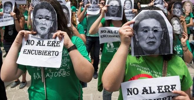 Una protesta de profesores interinos en Sevilla.- EFE