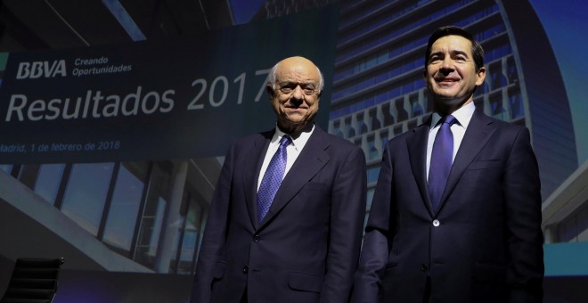 El presidente de BBVA, Francisco Gonzalez, con el consejero delegado y su sucesor desde el 1 de enero de 2019, Carlos Torres, en la presentación de resultados del banco de 2017. REUTERS/Sergio Perez