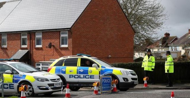 Agentes de la policía británica  protegen el área acordonada alrededor de la casa del ex oficial de inteligencia ruso Sergei Skripal en Salisbury (Reino Unido) / REUTERS - HANNAH MCKAY