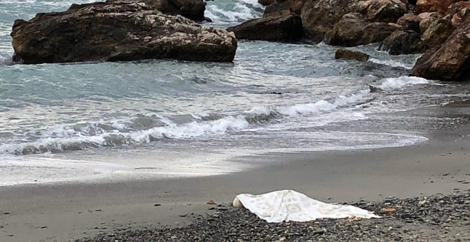 El cuerpo sin vida de una mujer encontrado este viernes en la playa de La Herradura, en Almuñécar, Granada. / AYUNTAMIENTO DE ALMUÑÉCAR