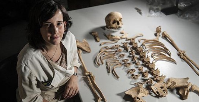 La investigadora Maite Iris García Collado junto a los restos humanos hallados en el asentamiento de la Alta Edad Media en la aldea de Boadilla (Toledo). / Nuria González / UPV/EHU