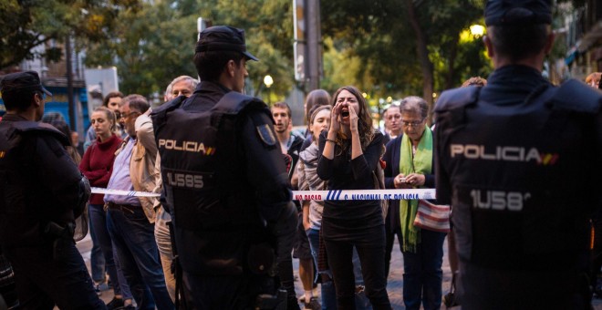 Vecinos del barrio de Lavapiés y activistas antidesahucios se concentran para evitar el desahucio de Pepi, a quien un fondo de inversión inmobiliario quiere echar de su casa o aumentarle el alquiler de 400 a 1.400 euros al mes.-JAIRO VARGAS