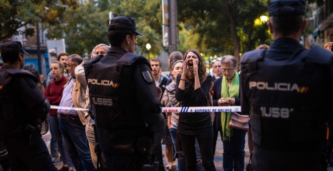 Vecinos del barrio de Lavapiés y activistas antidesahucios se concentran para evitar el desahucio de Pepi, a quien un fondo de inversión inmobiliario quiere echar de su casa o aumentarle el alquiler de 400 a 1.400 euros al mes.-JAIRO VARGAS