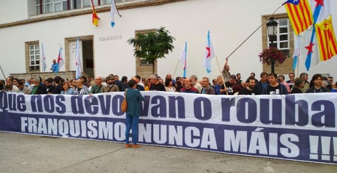 28/09/2018.- Concentración frente a los juzgados de Betanzos, donde este viernes ha comenzado a declarar los 19 activistas acusados de asaltar el Pazo de Meirás. JUAN OLIVER