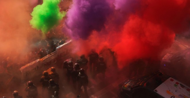 Los manifestantes por la independencia de Catalunya lanzan pintura contra la policía autonómica. | Jon Nazca Reuters