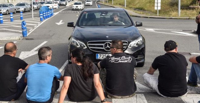 Varios taxistas impiden el paso de un VTC durante la jornada de protestas de agosto, en una foto de archivo. | EFE