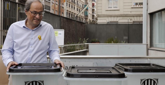 El presidente de la Generalitat, Quim Torra, sostiene una de las urnas del 1-O. EFE/Andreu Dalmau