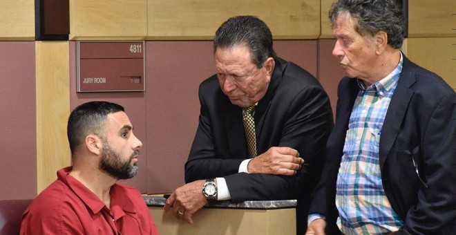 El español Pablo Ibar junto a su abogado Alan Ross y Fred Haddad durante una audiencia del año 2016. EFE