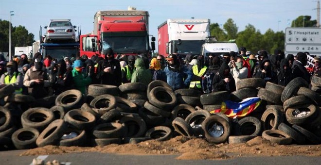 Miembros de los CDR han cortado el acceso desde la autopista AP-7 al CIM Vallès en Santa Perpètua de Mogoda (Barcelona), un importante centro logístico. - EFE