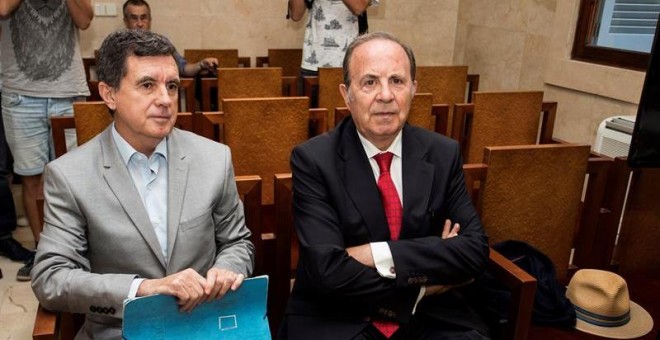 El expresidente del Govern balear Jaume Matas y el exconseller de Interior y antiguo delegado del Gobierno José María Rodríguez. - EFE