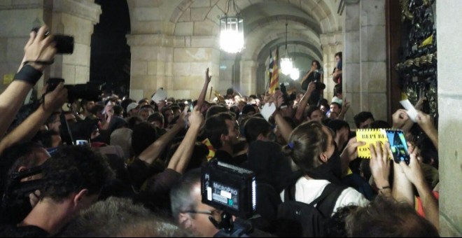 Manifestants davant mateix de les portes de l'edifici del Parlament, un cop desconvocada la multitudinària manifestació d'aquest dilluns. / Maria Rubio.