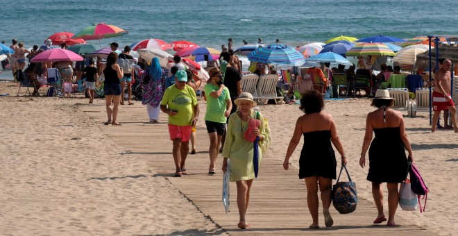 Bañistas en la playa de Gandía (Valencia). REUTERS/Heino Kalis