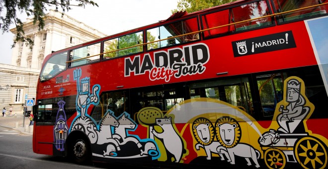 El autobús turístico de Madrid pasa cerca del Palacio Real. REUTERS/Juan Medina