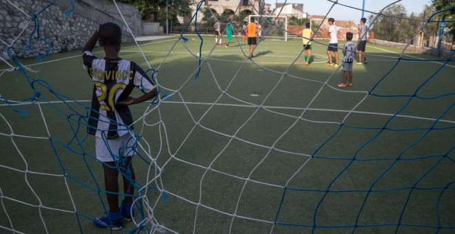 Mohammed, un joven migrante que vive en el pueblo con su familia, hace de portero durante un partidillo de fútbol. - G.S.