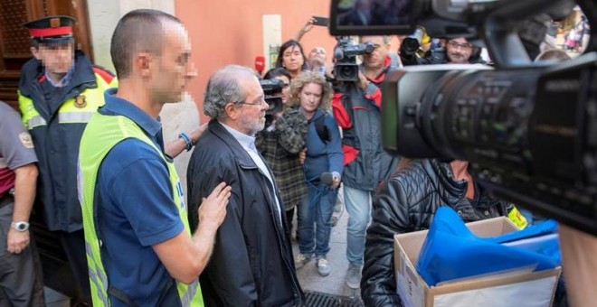 02/10/2018.- El presidente de la Diputación de Lleida y alcalde de Fondarella, Joan Reñé (PDeCAT), a su salida de la Diputación acompañado de los Mossos d'Esquadra, que han detenido a 26 personas en Lleida y otros municipios de la provincia y ha practicad