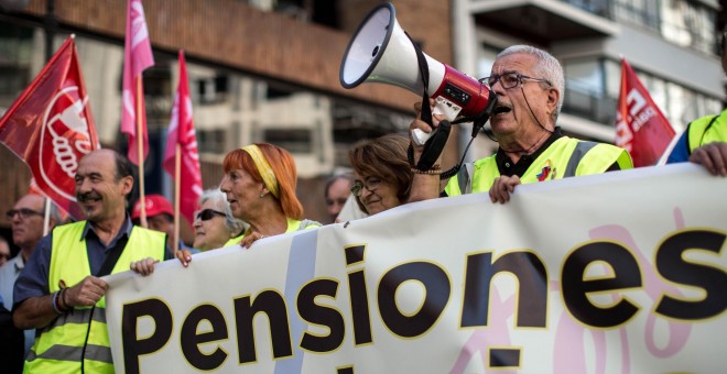 Imagen de la manifestación en Valencia convocada por las organizaciones de pensionistas y jubilados de UGT y CCOO por unas pensiones públicas dignas. EFE/Biel Aliño