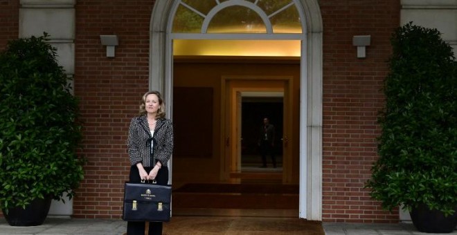 La ministra de Economía, Nadia Calviño, con su cartera en la entrada del Palacio de la Moncloa, antes del primer Consejo de Ministros del Gobierno de Pedro Sánchez. AFP/Javier Soriano