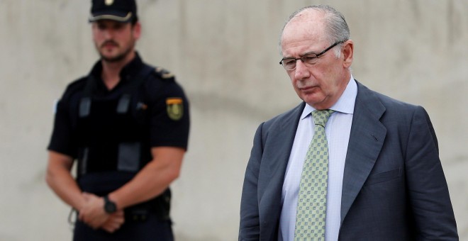 El exvicepresidente de Aznar y ex director gerente del FMI, Rodrigo Rato, tras declarar en el juicio del caso Gürtel, en la Audiencia Nacional, en San Fernando de Henares. REUTERS/Susana Vera