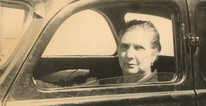 La taxista lucense Dolores Trabado, en Pontevedra. Una pionera del taxi junto a la leonesa Piedad Álvarez. / CAMILO GÓMEZ