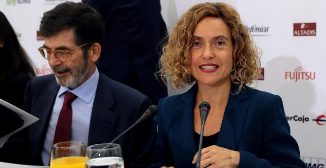 La ministra de Política Territorial, Meritxell Batet, junto al diputado socialista José Enrique Serrano durante un desayuno informativo. EFE/Ballesteros