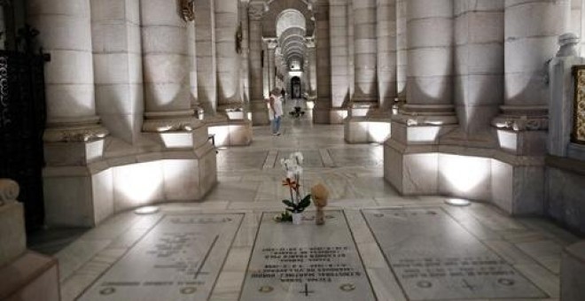 Sepultura de la hija del dictador Francisco Franco, Carmen Franco, en la cripta de la Parroquia de Santa María la Real de la Almudena en Madrid. EUROPA PRESS
