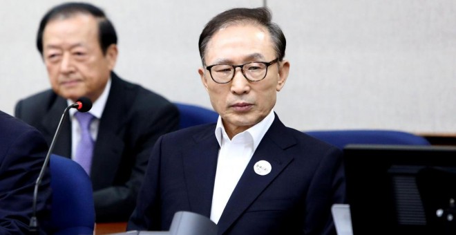 El expresidente de Corea del Sur, Lee Myung-Bak, comparece para su primer juicio en el Tribunal del Distrito Central de Seúl el 23 de mayo de 2018. REUTERS